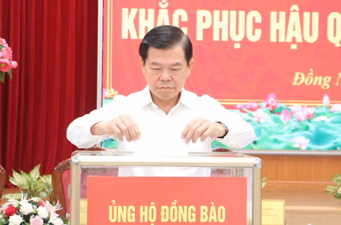Bí thư Tỉnh ủy Đồng Nai Nguyễn Hồng Lĩnh tham gia đóng góp ủng hộ đồng bào các tỉnh phía bắc khắc phục hậu quả bão số 3.