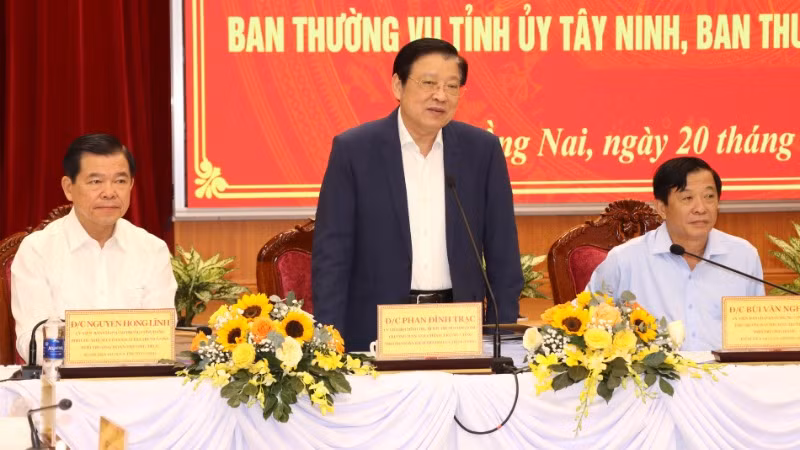 Đồng chí Phan Đình Trạc, Ủy viên Bộ Chính trị, Bí thư Trung ương Đảng, Trưởng Ban Nội chính Trung ương, Trưởng Đoàn kiểm tra phát biểu tại hội nghị.