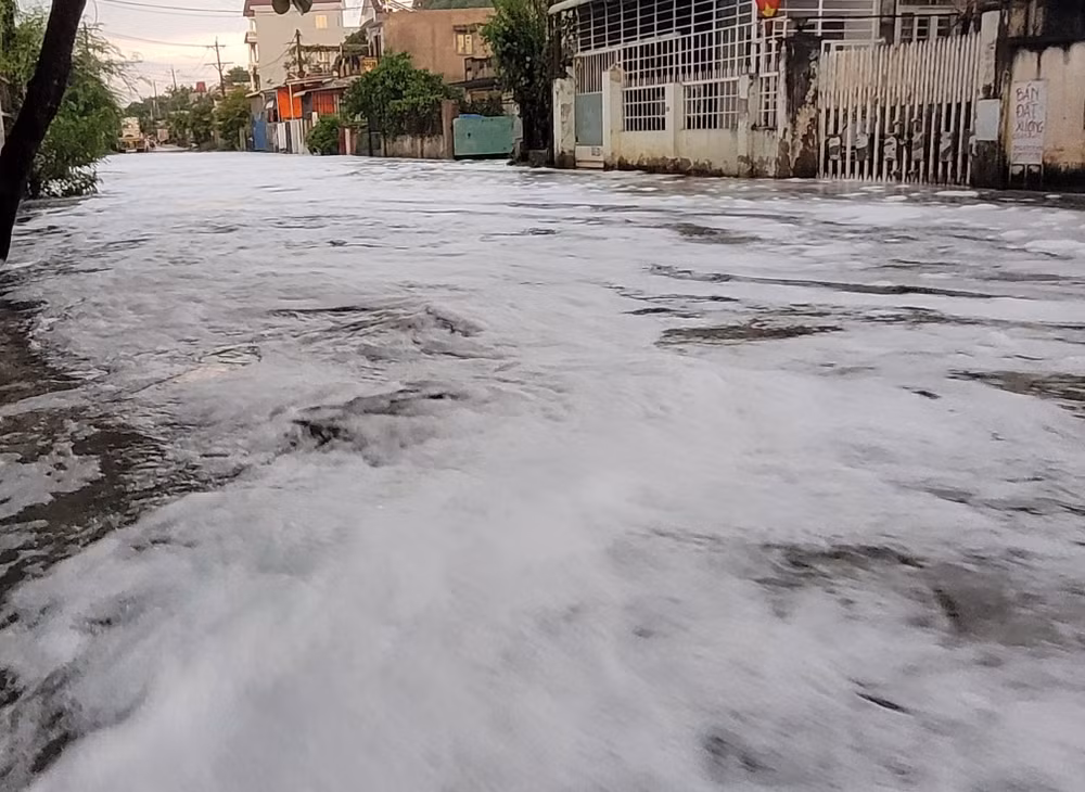 Nước từ suối Xiệp tràn vào khu dân cư với bọt trắng xóa sau trận mưa chiều 28/6.