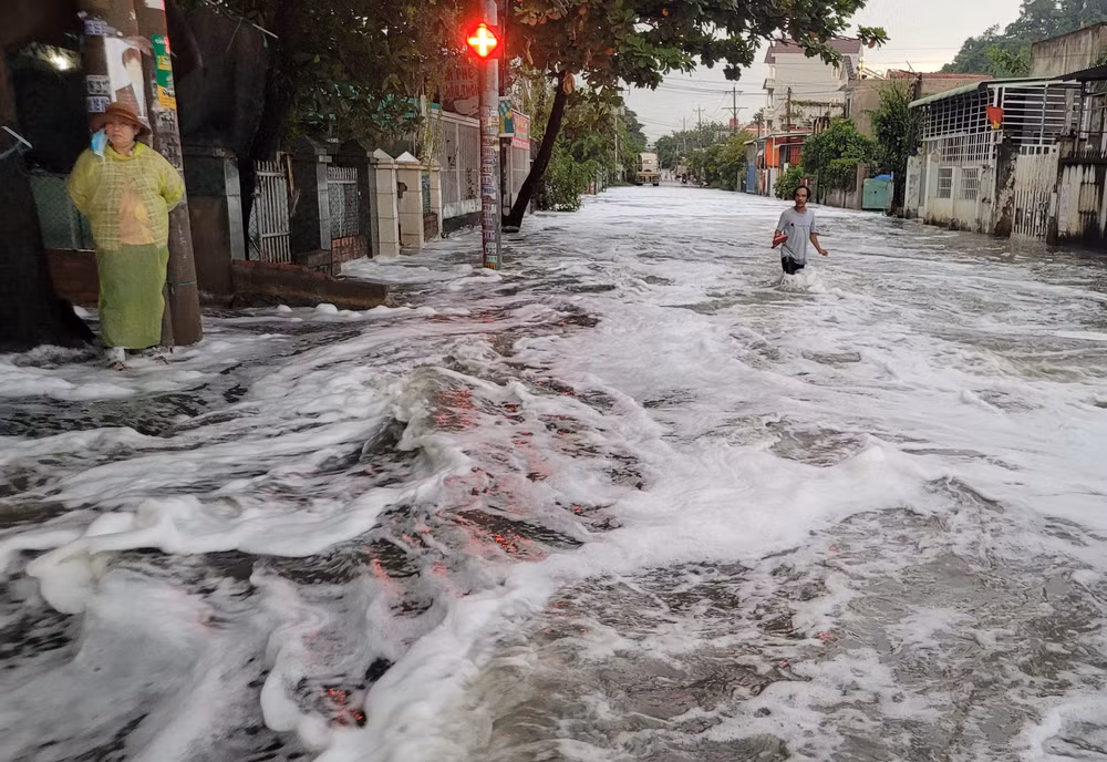 Nước từ suối Xiệp tràn vào khu dân cư với bọt trắng xóa sau trận mưa chiều 28/6.