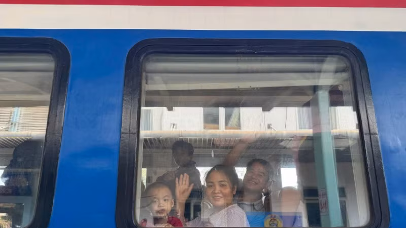 Công nhân trên tàu vẫy tay chào về quê đón Tết.