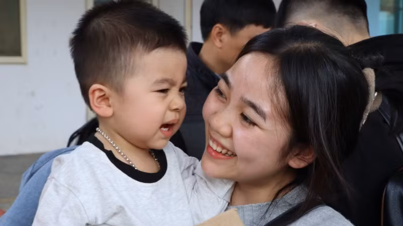 Nụ cười của một nữ công nhân trước giờ khởi hành.