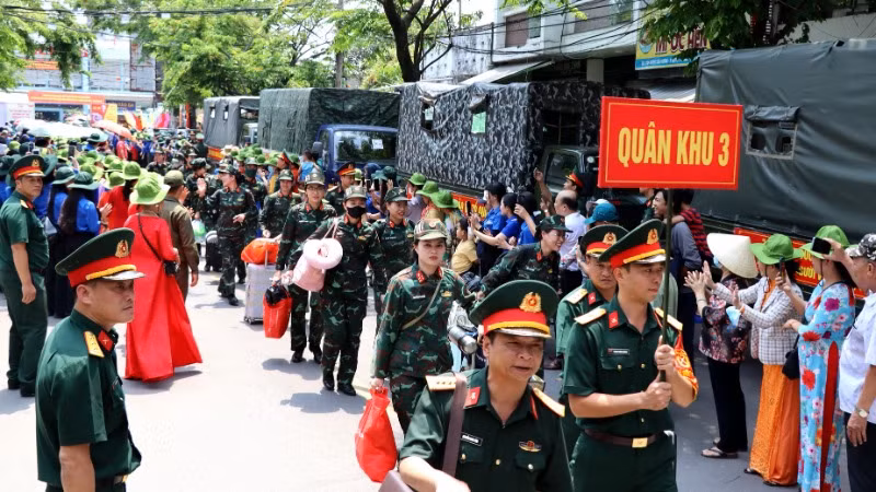 Đông đảo người dân tỉnh Đồng Nai đứng hai bên đường Hưng Đạo Vương, thành phố Biên Hòa, đón lực lượng tham gia diễu binh, diễu hành.