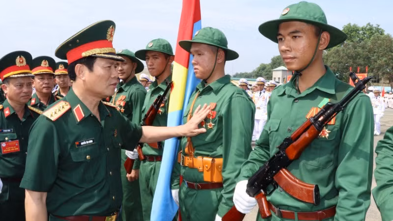 Đại tướng Nguyễn Tân Cương động viên chiến sĩ tham gia tổng hợp luyện.