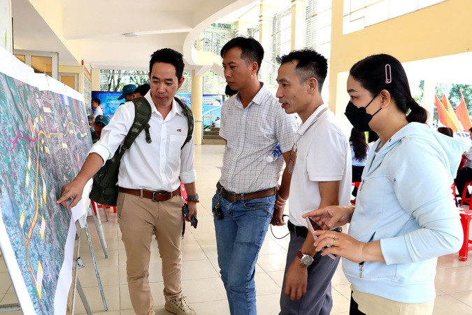 Người dân trong vùng dự án xem bản đồ đường cao tốc Biên Hòa-Vũng Tàu.