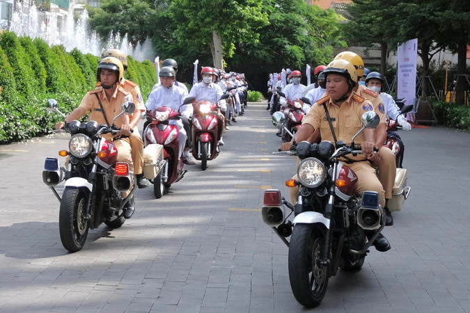 Lực lượng chức năng và học sinh, sinh viên diễu hành sau lễ phát động.