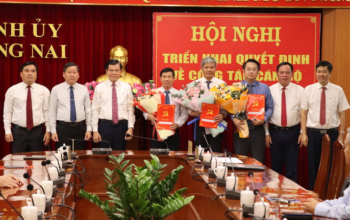 Lãnh đạo tỉnh Đồng Nai trao quyết định và tặng hoa chúc mừng 3 đồng chí Bí thư Huyện ủy.