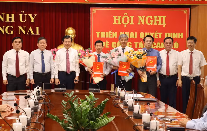 Lãnh đạo tỉnh Đồng Nai trao quyết định và tặng hoa chúc mừng 3 đồng chí Bí thư Huyện ủy.