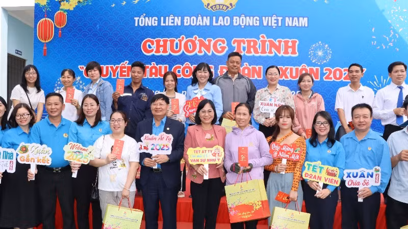 Lãnh đạo Tổng Liên đoàn Lao động Việt Nam và tỉnh Đồng Nai cùng các đại biểu và một số công nhân tại chương trình.