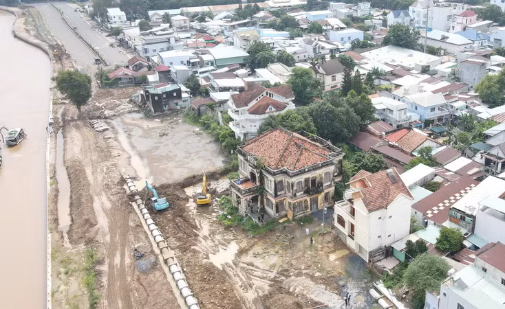 Căn biệt thự "nhà lầu ông Phủ" được xây dựng năm 1922 và hoàn thành 1924.