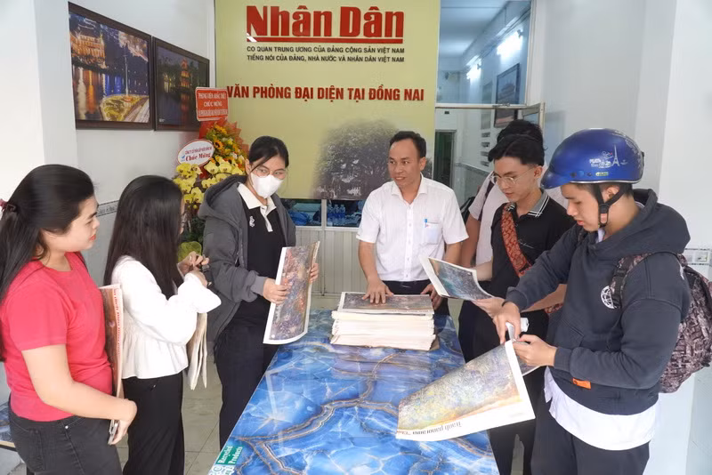 Nhiều bạn trẻ đến Văn phòng đại diện Báo Nhân Dân tại Đồng Nai nhận tranh panorama "Chiến dịch Điện Biên Phủ".