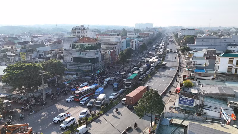 Ùn tắc kéo dài nhiều km trên quốc lộ 51 do vụ tai nạn.