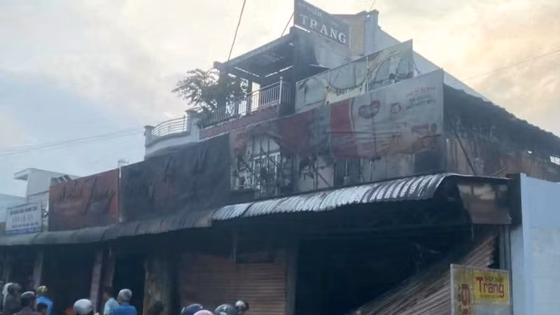 Vụ cháy làm nhiều tài sản bên trong 2 căn nhà bị hư hại hoàn toàn.