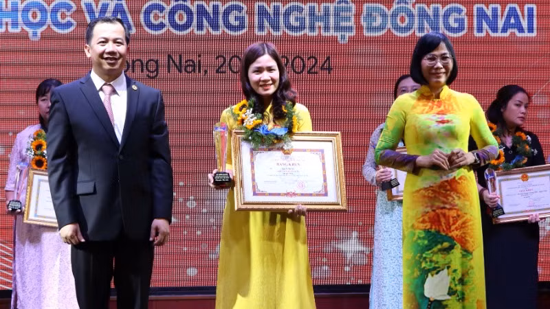 Phó Chủ tịch Ủy ban nhân dân tỉnh Đồng Nai Nguyễn Thị Hoàng và Giám đốc Sở Khoa học Công nghệ Đồng Nai Lại Thế Thông trao giải cho tác giả đạt giải cao Giải thưởng Sản phẩm truyền thông khoa học và công nghệ năm 2024.