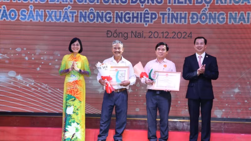 Phó Chủ tịch Ủy ban nhân dân tỉnh Đồng Nai Nguyễn Thị Hoàng và Giám đốc Sở Khoa học Công nghệ Đồng Nai Lại Thế Thông trao giải cho các tác giả đạt giải cao Hội thi nông dân giỏi ứng dụng tiến bộ khoa học kỹ thuật vào sản xuất nông nghiệp tỉnh năm 2024.