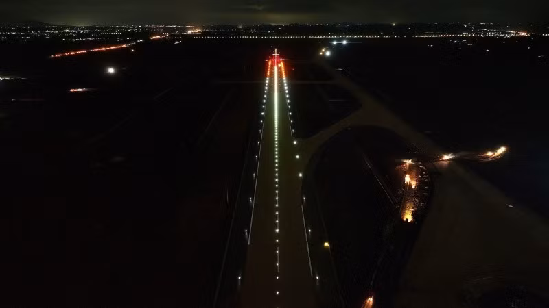 Hệ thống đèn hiệu đường băng số 1 sân bay Long Thành sáng đèn. (Ảnh: ACV cung cấp)