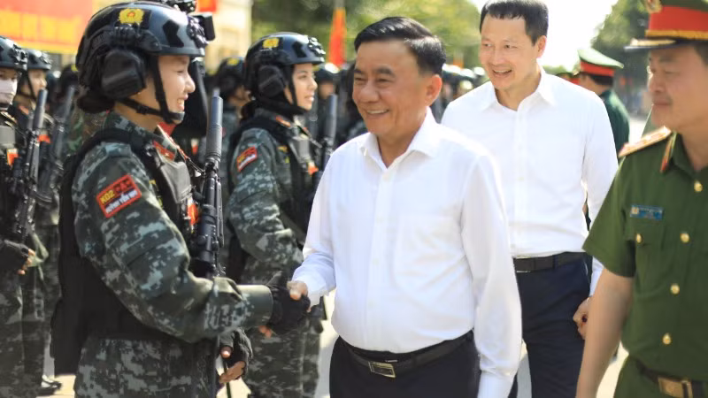 Thường trực Ban Bí thư Trần Cẩm Tú thăm lực lượng Công an nhân dân tham gia diễu binh đang luyện tập tại huyện Long Thành, tỉnh Đồng Nai.