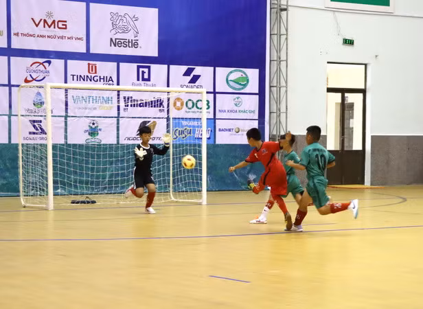 Pha bóng trong trận đấu giữa hai đội U11 thành phố Biên Hòa và thành phố Long Khánh.