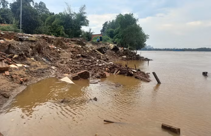 Khu vực 4 nhà dân bị sạt lở đất đổ xuống sông Đồng Nai, đoạn qua xã Long Hưng, thành phố Biên Hòa.