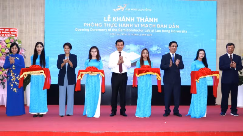 Lãnh đạo tỉnh Đồng Nai và các đại biểu cắt băng đưa Phòng thực hành vi mạch bán dẫn vào hoạt động.