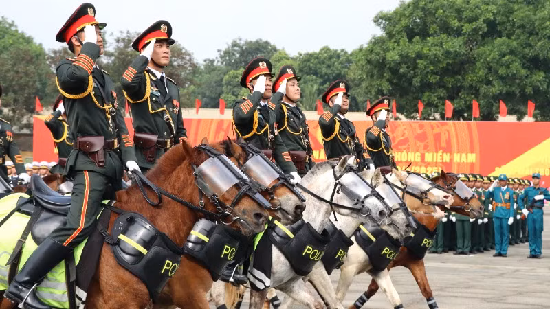 Khối Kỵ binh Công an nhân dân tham gia hợp luyện.