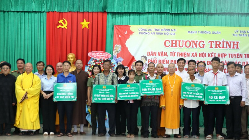 Ban Tổ chức chương trình trao biểu trưng quà tặng cho người dân.