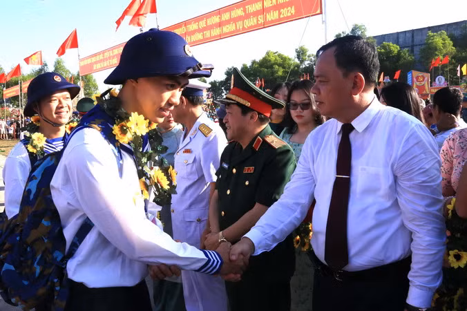 Quyền Chủ tịch Ủy ban nhân dân tỉnh Đồng Nai Võ Tấn Đức động viên thanh niên huyện Nhơn Trạch lên đường nhập ngũ.