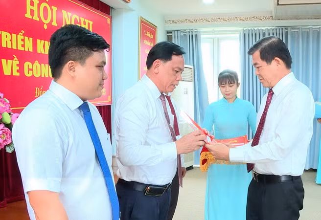 Bí thư Tỉnh ủy Đồng Nai Nguyễn Hồng Lĩnh trao quyết định cho đồng chí Võ Tấn Đức.