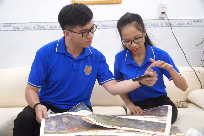 Sau khi nhận tranh, chị Hoàng Yến trải nghiệm về trang thông tin đặc biệt kỷ niệm 70 năm Chiến thắng Điện Biên Phủ.