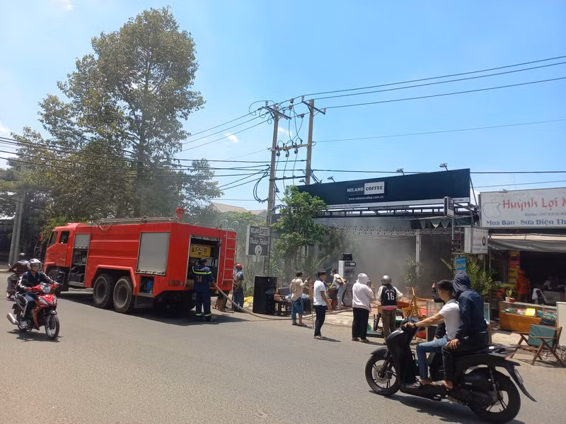 Lực lượng chức năng đến hiện trường dập lửa.