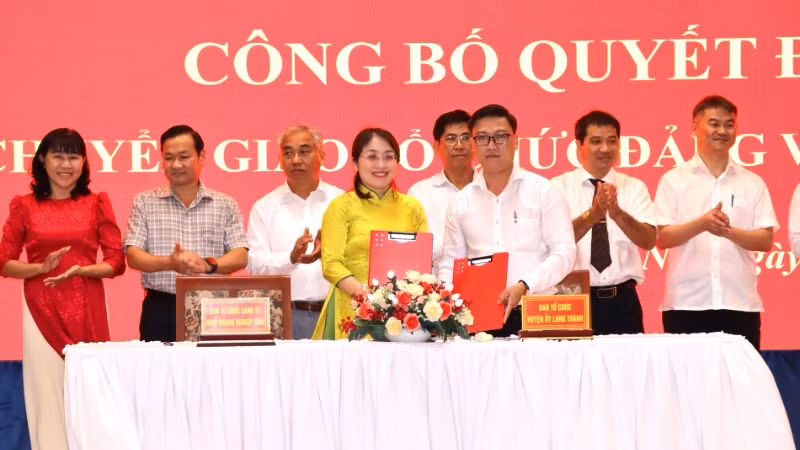 Đại diện Ban Tổ chức Đảng ủy Khối doanh nghiệp tỉnh Đồng Nai và Ban Tổ chức các đảng bộ ký biên bản bàn giao tổ chức đảng và đảng viên.