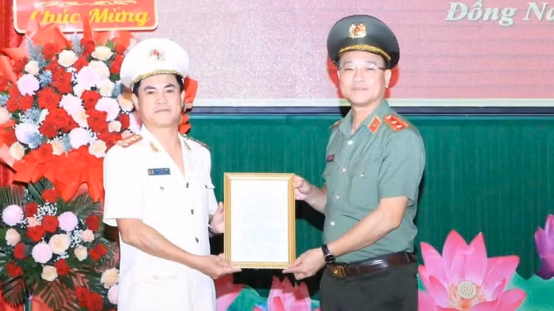 Thứ trưởng Công an Phạm Thế Tùng trao quyết định cho tân Giám đốc Công an tỉnh Đồng Nai Nguyễn Đức Hải.