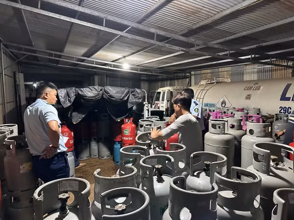Lực lượng chức năng kiểm tra cơ sở sang chiết gas trái phép của ông Đức.