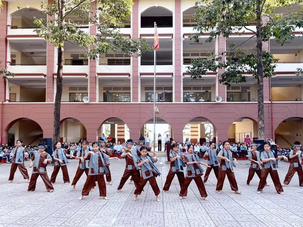 Học sinh Trường tiểu học, trung học cơ sở, trung học phổ thông Trần Đại Nghĩa, huyện Trảng Bom. Đây là một trong những ngôi trường được đầu tư từ xã hội có số lượng học sinh đông nhất tỉnh Đồng Nai.