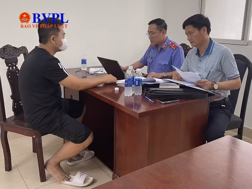 Cơ quan điều tra Viện Kiểm sát nhân dân tối cao làm việc với Điền Việt Đức. (Ảnh Báo Bảo vệ Pháp luật)