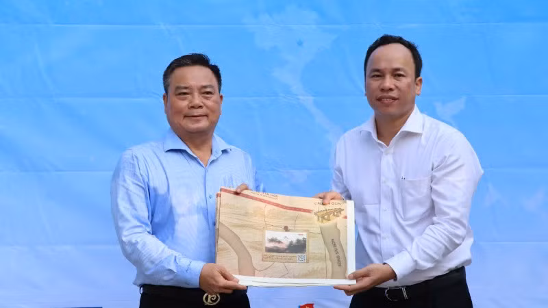 Sáng 28/4, đại diện Văn phòng đại diện Báo Nhân Dân tại Đồng Nai trao 600 bản phụ san cho Trường trung học phổ thông chuyên Lương Thế Vinh, tỉnh Đồng Nai.