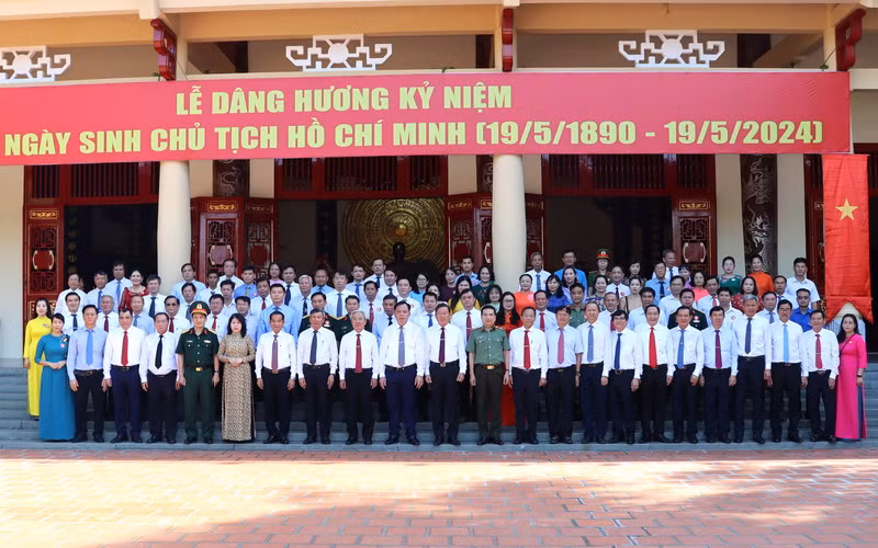 Lãnh đạo tỉnh Đồng Nai cùng các đại biểu chụp ảnh lưu niệm.