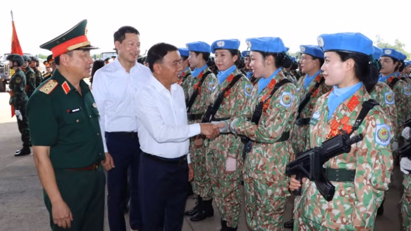 Thường trực Ban Bí thư Trần Cẩm Tú động viên lực lượng tham gia diễu binh đang luyện tập tại Đồng Nai.