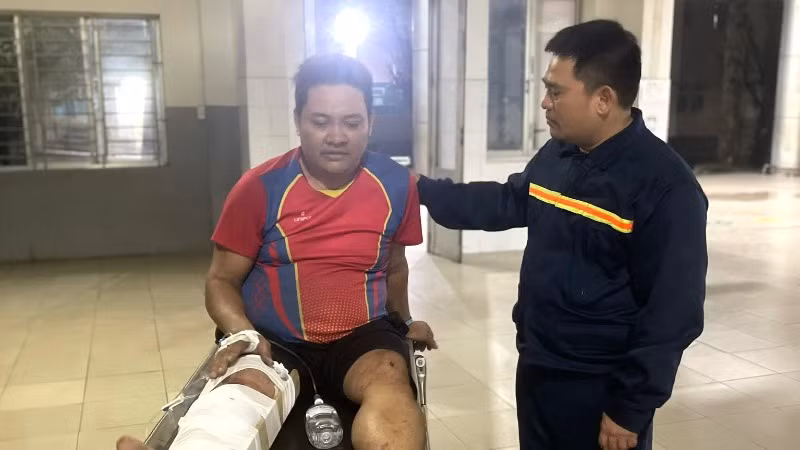 Lái xe tải Hoàng Văn Hoan bị thương được đi cấp cứu tại tại Bệnh viện đa khoa Thống Nhất.