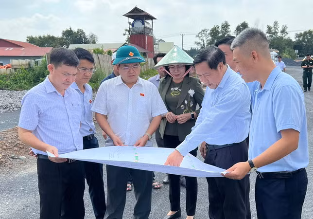 Đoàn đại biểu Quốc hội tỉnh Đồng Nai tiến hành giám sát việc thực hiện chính sách, pháp luật về đầu tư, xây dựng các công trình, dự án trọng điểm của tỉnh và đầu tư khai thác các công trình giao thông theo hình thức hợp đồng xây dựng- kinh doanh-chuyển giao trên địa bàn.