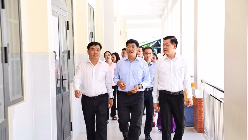 Bí thư Tỉnh ủy Đồng Nai Nguyễn Hồng Lĩnh cùng Bí thư Thành ủy Biên Hòa Hồ Văn Nam kiểm tra một trường học trên địa bàn.