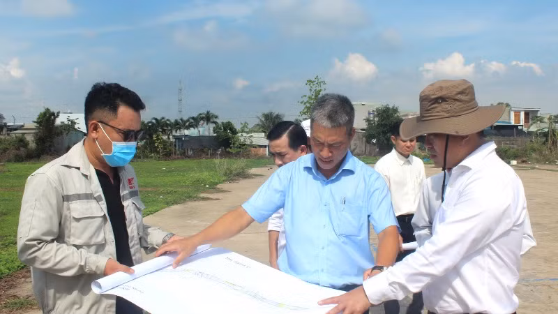 Bí thư Thành ủy Biên Hòa Hồ Văn Nam (bên phải) kiểm tra tiến độ một dự án giao thông trọng điểm trên địa bàn.