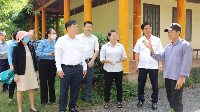 Đồng chí Hồ Văn Nam, Ủy viên Ban Thường vụ Tỉnh ủy Đồng Nai, Bí thư Thành ủy Biên Hòa (thứ 5 từ phải qua) kiểm tra công tác giải phóng mặt bằng dự án đường cao tốc Biên Hòa - Vũng Tàu.