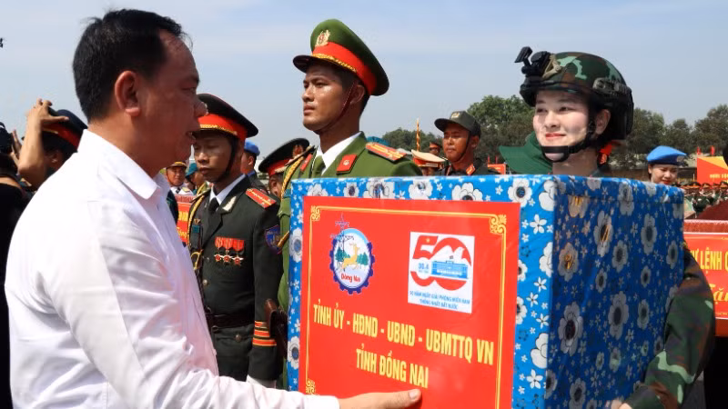 Đồng chí Võ Tấn Đức, Phó Bí thư Tỉnh ủy, Chủ tịch Ủy ban nhân dân tỉnh Đồng Nai tặng quà, động viên các khối tham gia tổng hợp luyện.