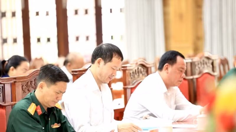 Bí thư Tỉnh ủy Vũ Hồng Văn cùng Chủ tịch Ủy ban nhân dân tỉnh Võ Tấn Đức tham dự hội nghị.