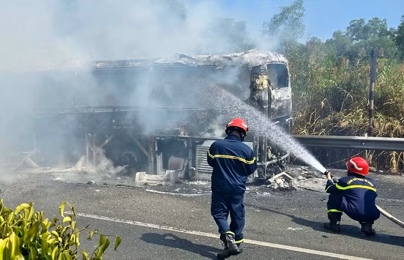 Lực lượng Công an tỉnh Đồng Nai đến hiện trường dập lửa.