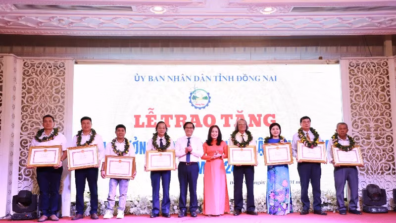 Phó Chủ tịch Ủy ban nhân tỉnh Nguyễn Sơn Hùng và Phó Trưởng ban Thường trực Ban Tuyên giáo Tỉnh ủy Nguyễn Thị Hồng Trang trao giải cho tác giải đoạt giải cao.