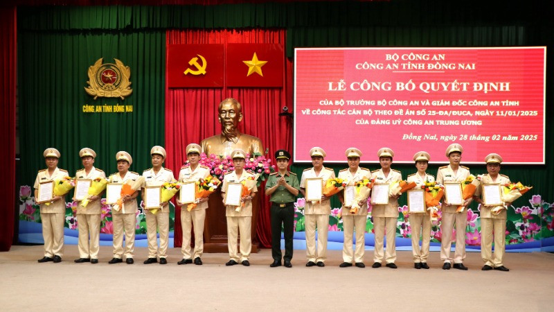Đại tá Nguyễn Đức Hải, Giám đốc Công an tỉnh Đồng Nai trao quyết định điều động cán bộ.
