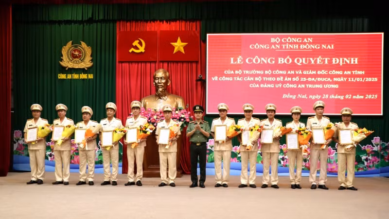 Đại tá Nguyễn Đức Hải, Giám đốc Công an tỉnh Đồng Nai trao quyết định điều động cán bộ.