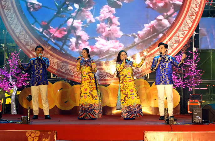 Một tiết mục văn nghệ do Nhà hát Nghệ thuật Đồng Nai biểu diễn tại lễ khai mạc đường hoa Nguyễn Văn Trị.